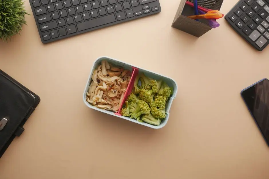 Ibu menyiapkan bekal anak