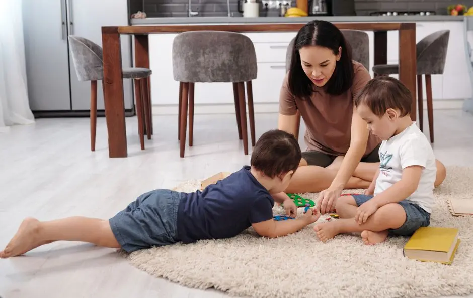 Ibu mendampingi anak bermain dengan tenang di rumah
