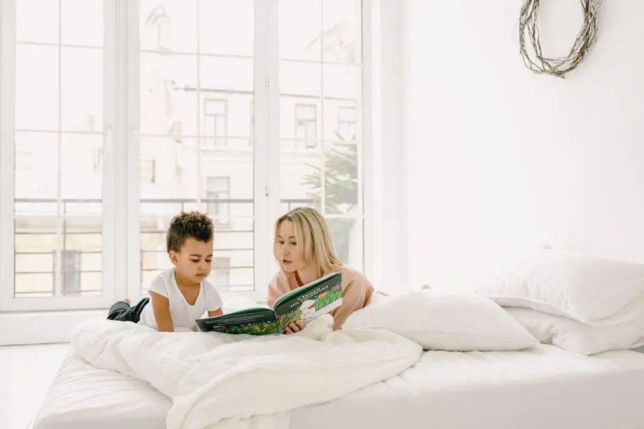 Ibu dan anak membaca buku sebelum tidur